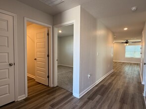 437 Scarborough St in Crestview, FL - Foto de edificio - Building Photo