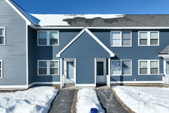 20 Topaz Ln in Rochester, NH - Foto de edificio - Building Photo