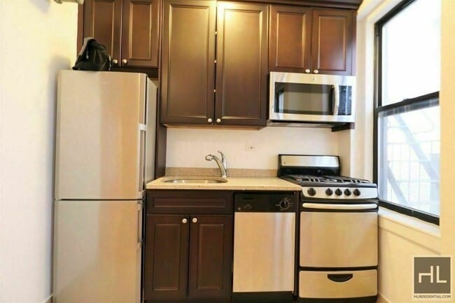 218 W 10th St