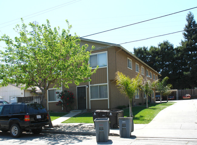 16875 Barnell Ave in Morgan Hill, CA - Foto de edificio - Building Photo