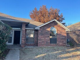 621 Gyrfalcon Dr in Norman, OK - Building Photo