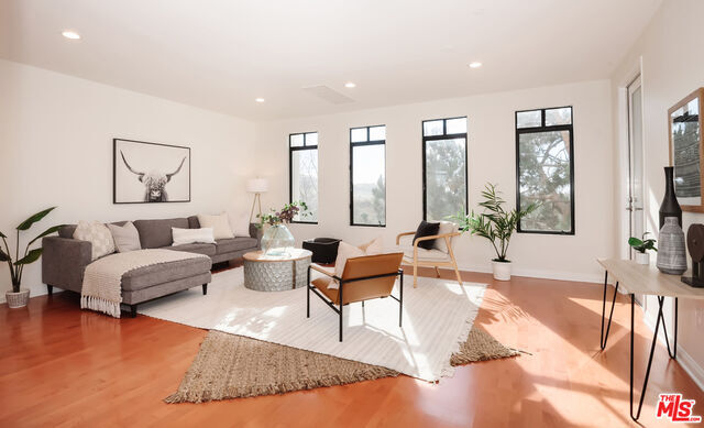 5625 Crescent Park E-Unit -210 in Los Angeles, CA - Building Photo