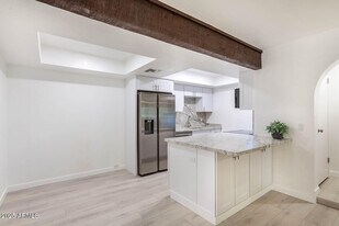 7557 N Dreamy Draw Dr in Phoenix, AZ - Building Photo