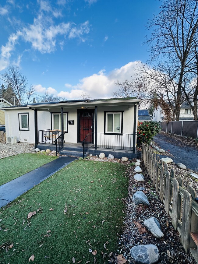 1274 N Cedar St, Unit B in Chico, CA - Foto de edificio - Building Photo