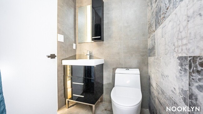 18-15 Putnam Ave, Unit c3 in Queens, NY - Building Photo - Building Photo