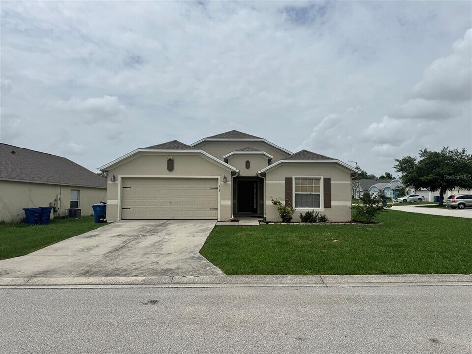 106 Delancey Dr in Davenport, FL - Building Photo