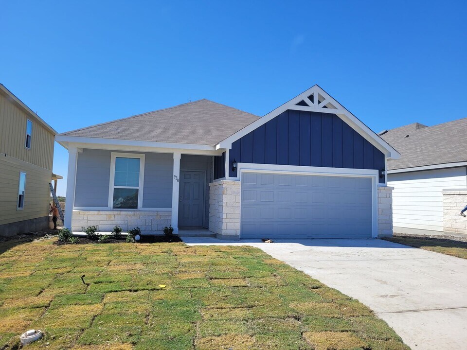 930 Crested Iris in New Braunfels, TX - Building Photo