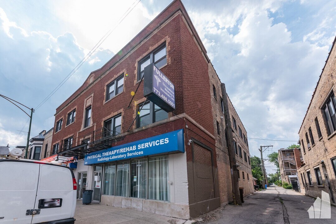 3409 W Fullerton Ave, Unit 3401-2 in Chicago, IL - Foto de edificio