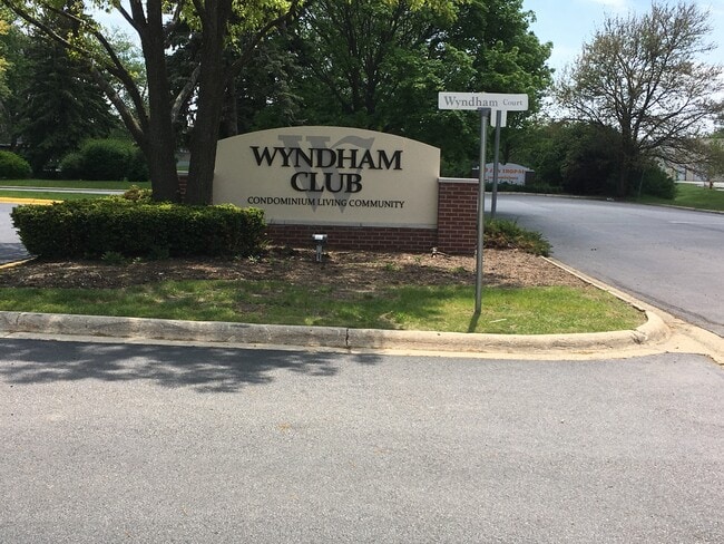 1374 E Wyndham Cir, Unit 202 in Palatine, IL - Building Photo - Building Photo