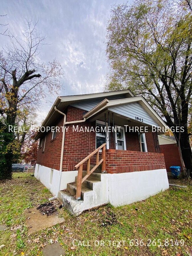 1942 Chambers Rd in St. Louis, MO - Building Photo - Building Photo