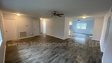 3041 Hoban Ave in Spring Hill, FL - Foto de edificio - Building Photo