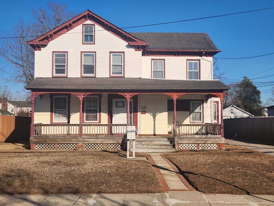 37 Jennings Ave in Patchogue, NY - Building Photo