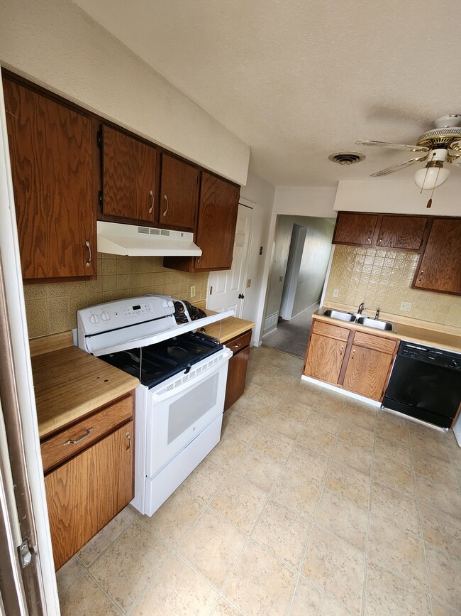 139 N Washington St in Clinton, MO - Building Photo - Building Photo