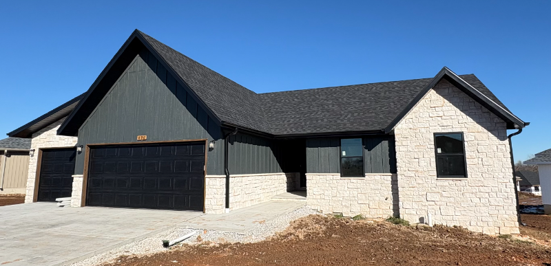 896 S Silverwood Ln in Nixa, MO - Building Photo