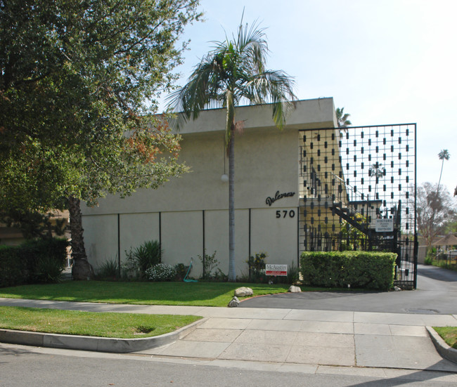 570 N Holliston Ave in Pasadena, CA - Foto de edificio - Building Photo