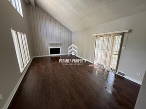 3357 E Oak Side Dr in Memphis, TN - Building Photo - Building Photo