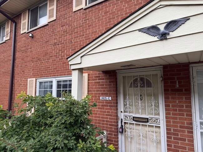 property at 1405 W Touhy Ave