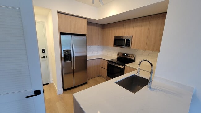 2533 NE 183rd St, Unit A1 in North Miami Beach, FL - Building Photo - Building Photo