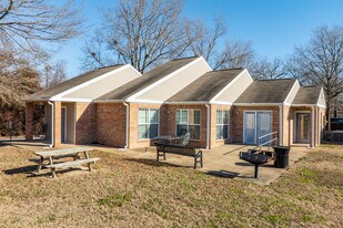 North Oaks Apartments in Earle, AR - Building Photo