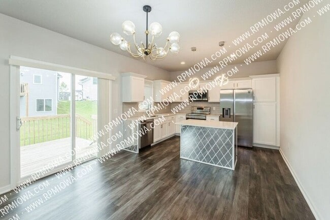 16619 Oakwood Dr in Urbandale, IA - Building Photo - Building Photo
