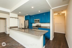 2307 W Wolfram St in Chicago, IL - Building Photo