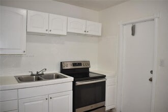 633 NW 6th Ct in Hallandale Beach, FL - Building Photo - Building Photo