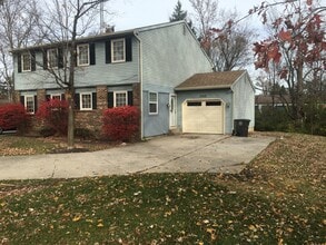 5722 Bluebird Ct in Fort Wayne, IN - Foto de edificio - Building Photo