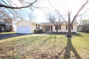 2373 Crescent Ln S in Aurora, IL - Building Photo