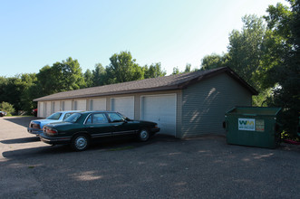 408 Cedar St in Somerset, WI - Foto de edificio - Building Photo