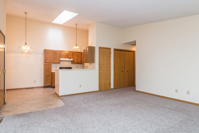 2201 N Kimball St, Unit 6 in Mitchell, SD - Foto de edificio - Building Photo