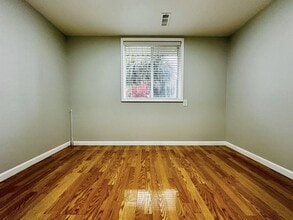 1056 Olympia Ave NE in Renton, WA - Foto de edificio - Building Photo