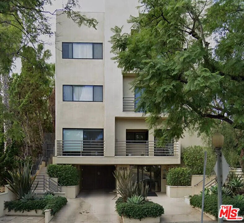 1585 Manning Ave in Los Angeles, CA - Building Photo