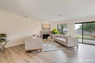 31 Gate House Ln in Edison, NJ - Building Photo - Building Photo