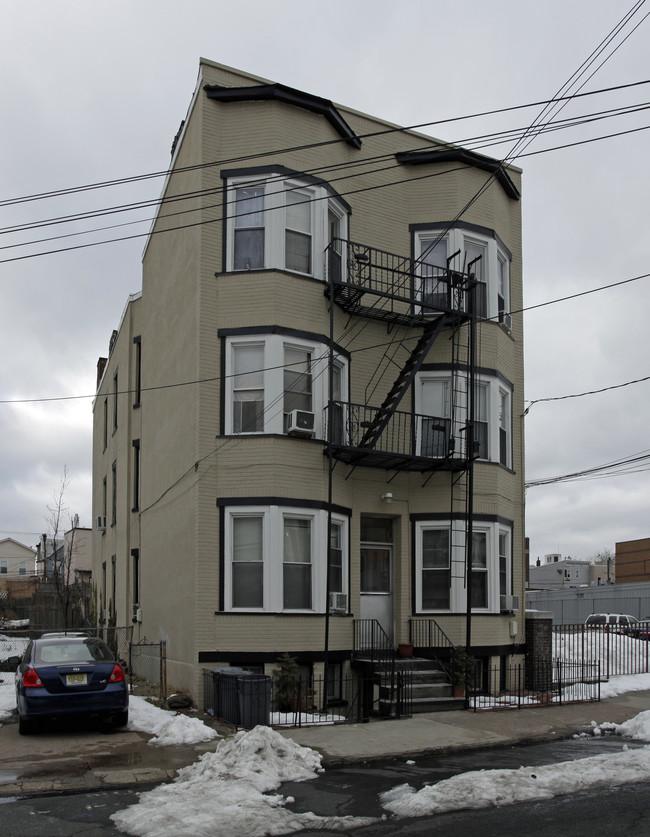 131 Hancock Ave in Jersey City, NJ - Foto de edificio - Building Photo