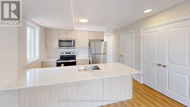 410 Northfield Dr W in Waterloo, ON - Building Photo - Building Photo