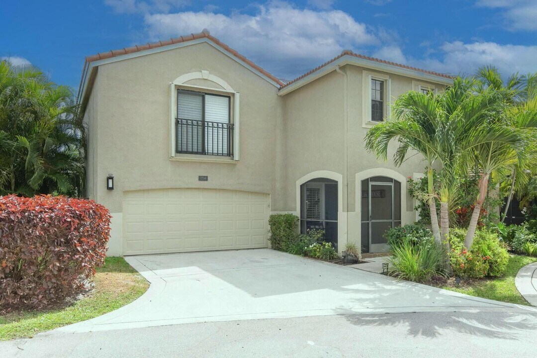 1734 Harborside Cir in Wellington, FL - Building Photo