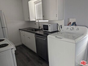 901 W 64th St, Unit 3 in Los Angeles, CA - Foto de edificio - Building Photo