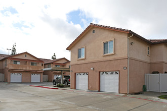 San Jose Villas in Fresno, CA - Building Photo - Building Photo