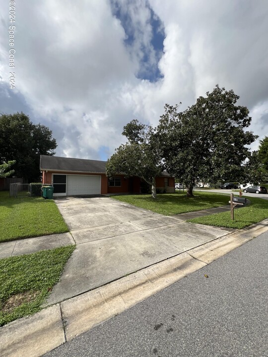 641 Auburn Ave in Melbourne, FL - Foto de edificio