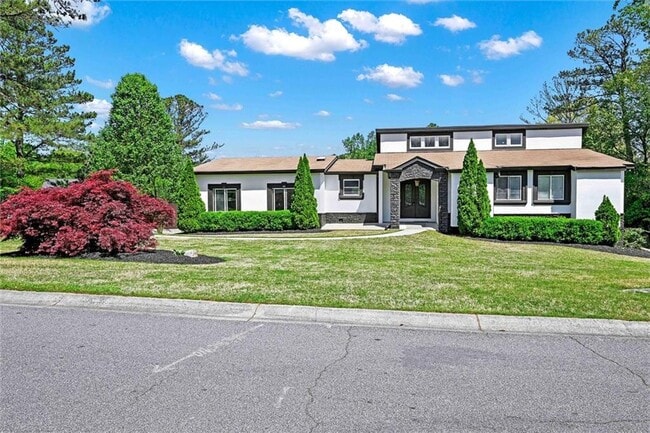 property at 910 Muirfield Dr NE