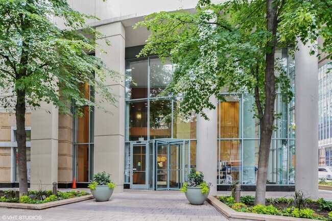 345 N LaSalle St in Chicago, IL - Building Photo - Building Photo