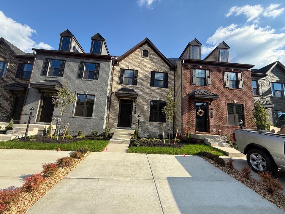 1013 Arborway Ln in Midlothian, VA - Building Photo