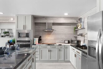 8743 Thomas Dr in Panama City Beach, FL - Foto de edificio - Building Photo