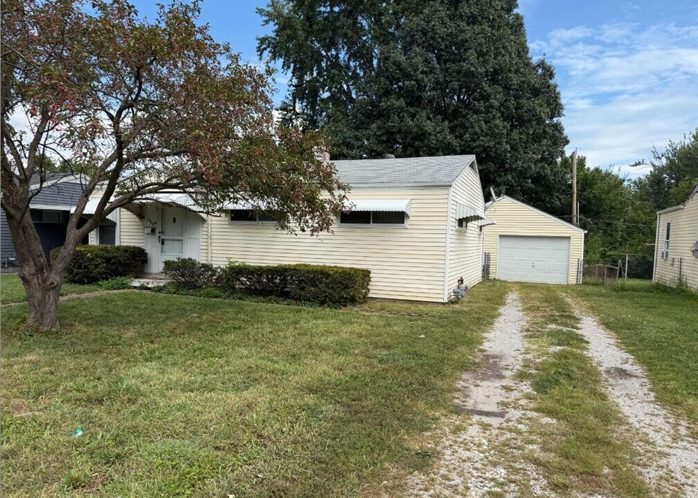 1605 N Dodgion St in Independence, MO - Building Photo