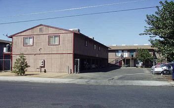 Green Tree Apartments in Madera, CA - Building Photo - Building Photo