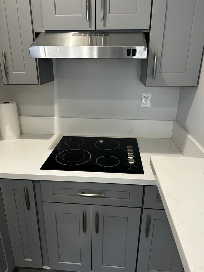 7814 Lindley Ave, Unit Junior ADU in Reseda, CA - Building Photo - Building Photo