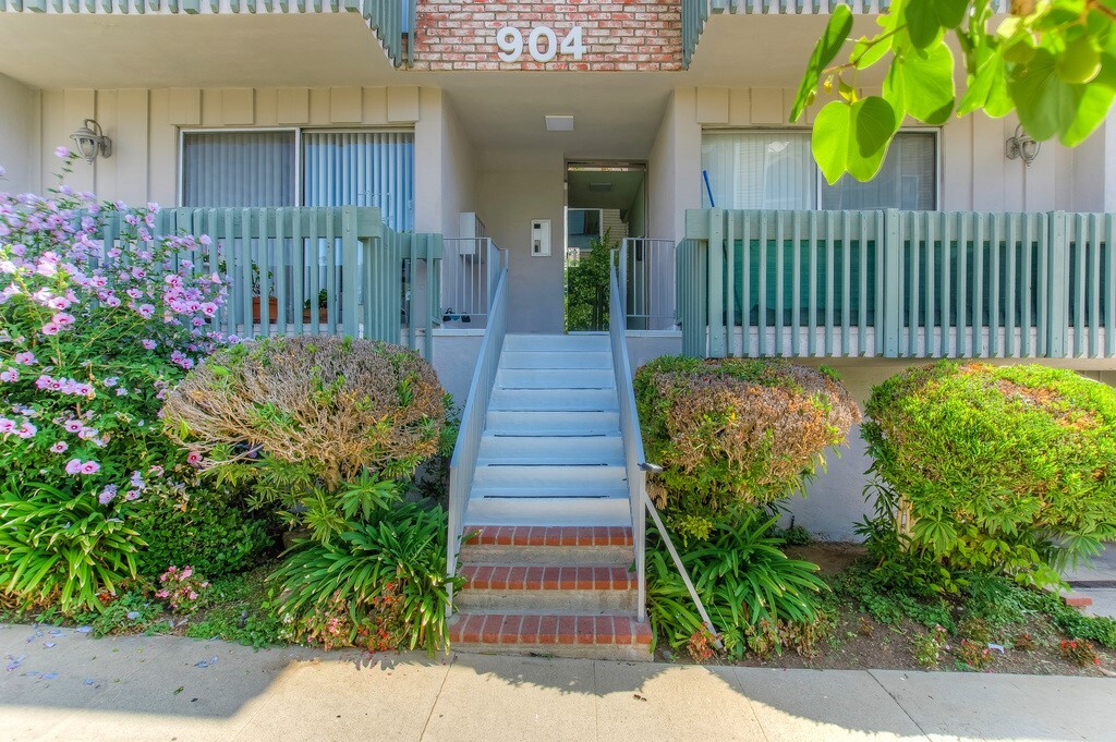 904-908 Granville Ave in Los Angeles, CA - Building Photo