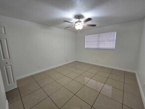 7920 N Colony Cir in Tamarac, FL - Building Photo - Building Photo