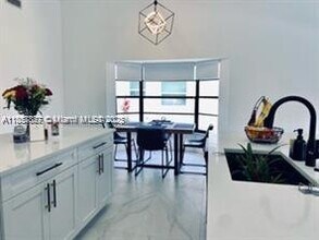 10131 NW 13th St in Plantation, FL - Foto de edificio - Building Photo