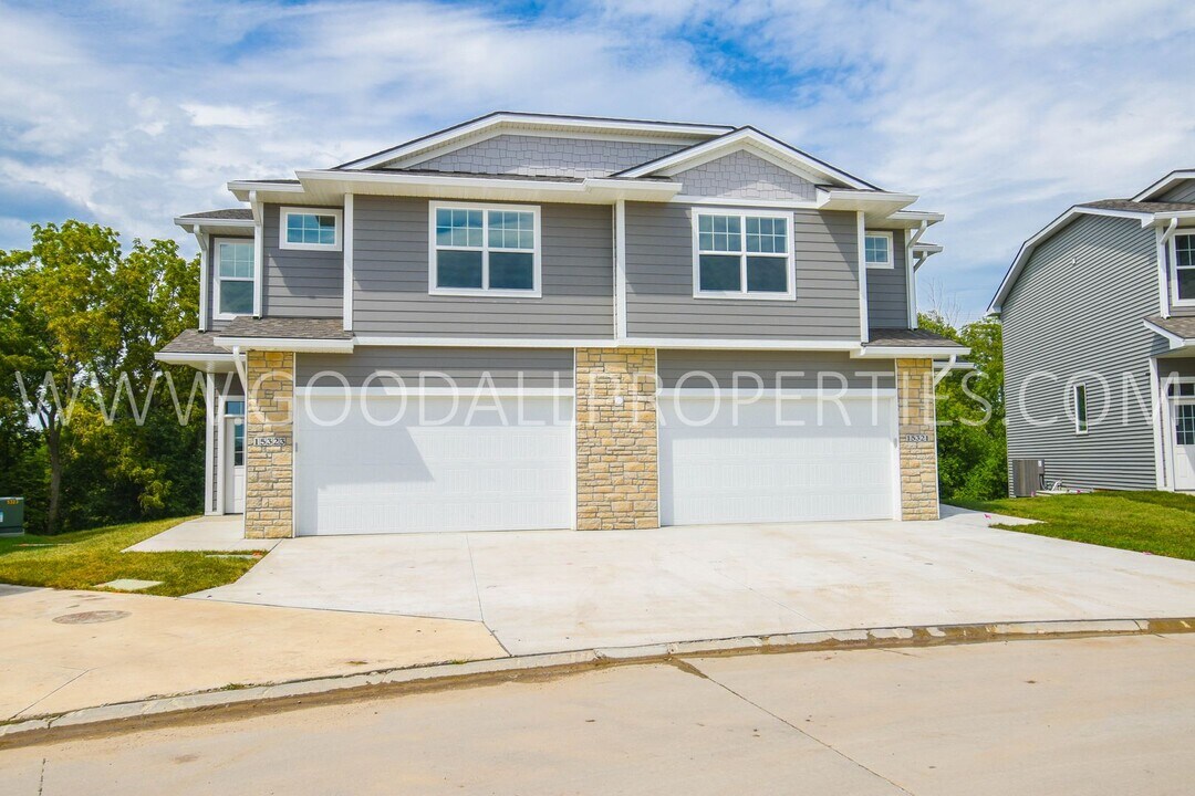 15323 Goldenrod Dr in Urbandale, IA - Building Photo